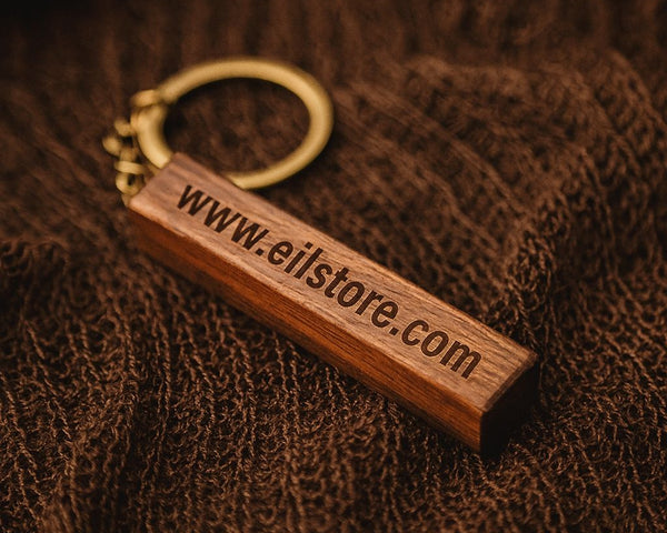 Personalisierter Holz - Schlüsselanhänger – Gravur auf allen 4 Seiten - eilstore.com