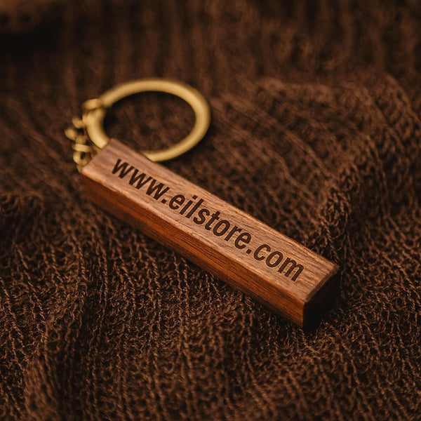 Personalisierter Holz - Schlüsselanhänger – Gravur auf allen 4 Seiten - eilstore.com