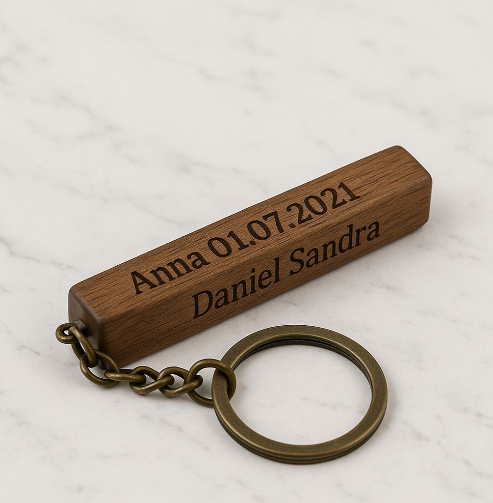 Personalisierter Holz - Schlüsselanhänger – Gravur auf allen 4 Seiten - eilstore.com