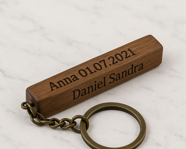 Personalisierter Holz - Schlüsselanhänger – Gravur auf allen 4 Seiten - eilstore.com